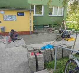 Remont nawierzchni przed wejściem do klatki schodowej przy ul. Juranda 1