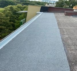 Prace remontowe dachu w budynkach przy ul. Pozytywistów 8 i 10