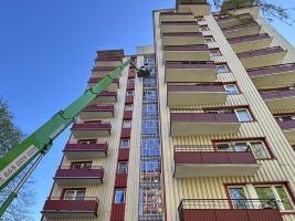 Prace na&nbsp;zewnątrz budynku przy ul.&nbsp;Rymwida 6 po&nbsp;wymianie okien na&nbsp;klatce schodowej