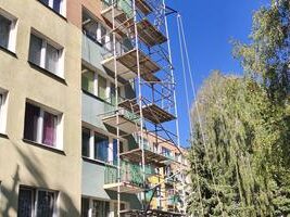 Rozpoczęto remont balkonów w&nbsp;budynku przy ul.&nbsp;Ochockiego 6