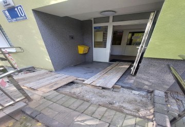 Waterproofing repair at the entrance to the building at 10 B. Chrobrego Street